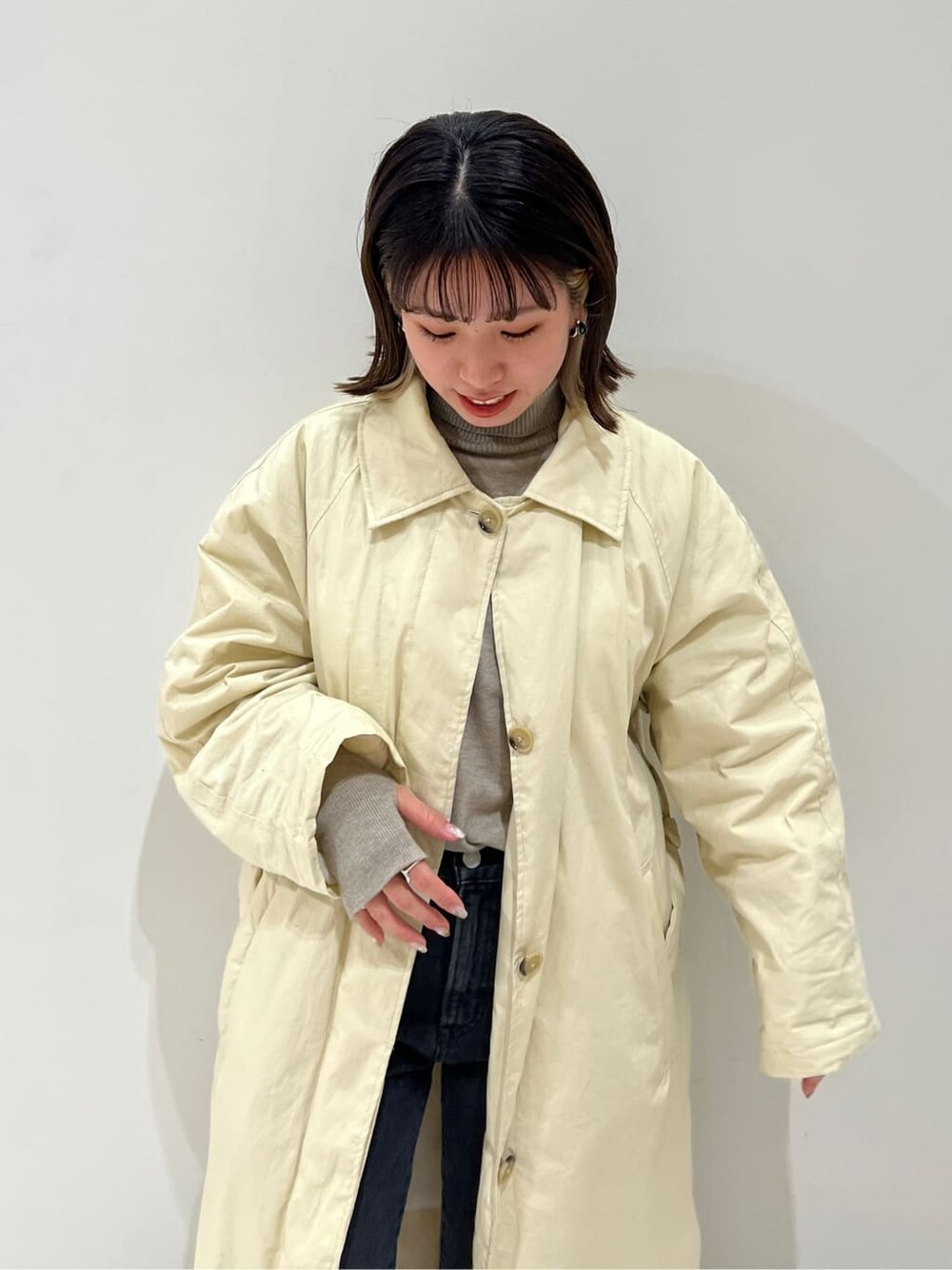 ホワイト系のその他アウター、グレー系のニット/セーターを着用したレディースの冬コーディネートの3枚目の写真