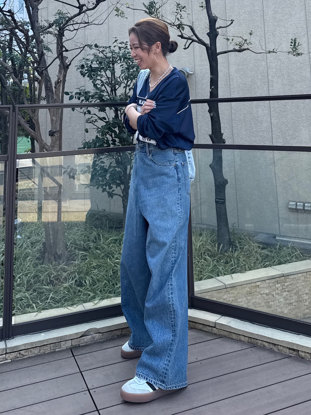 ブルー系のデニムパンツ、ブルー系のTシャツ/カットソーを着用したレディースの冬コーディネートの3枚目の写真