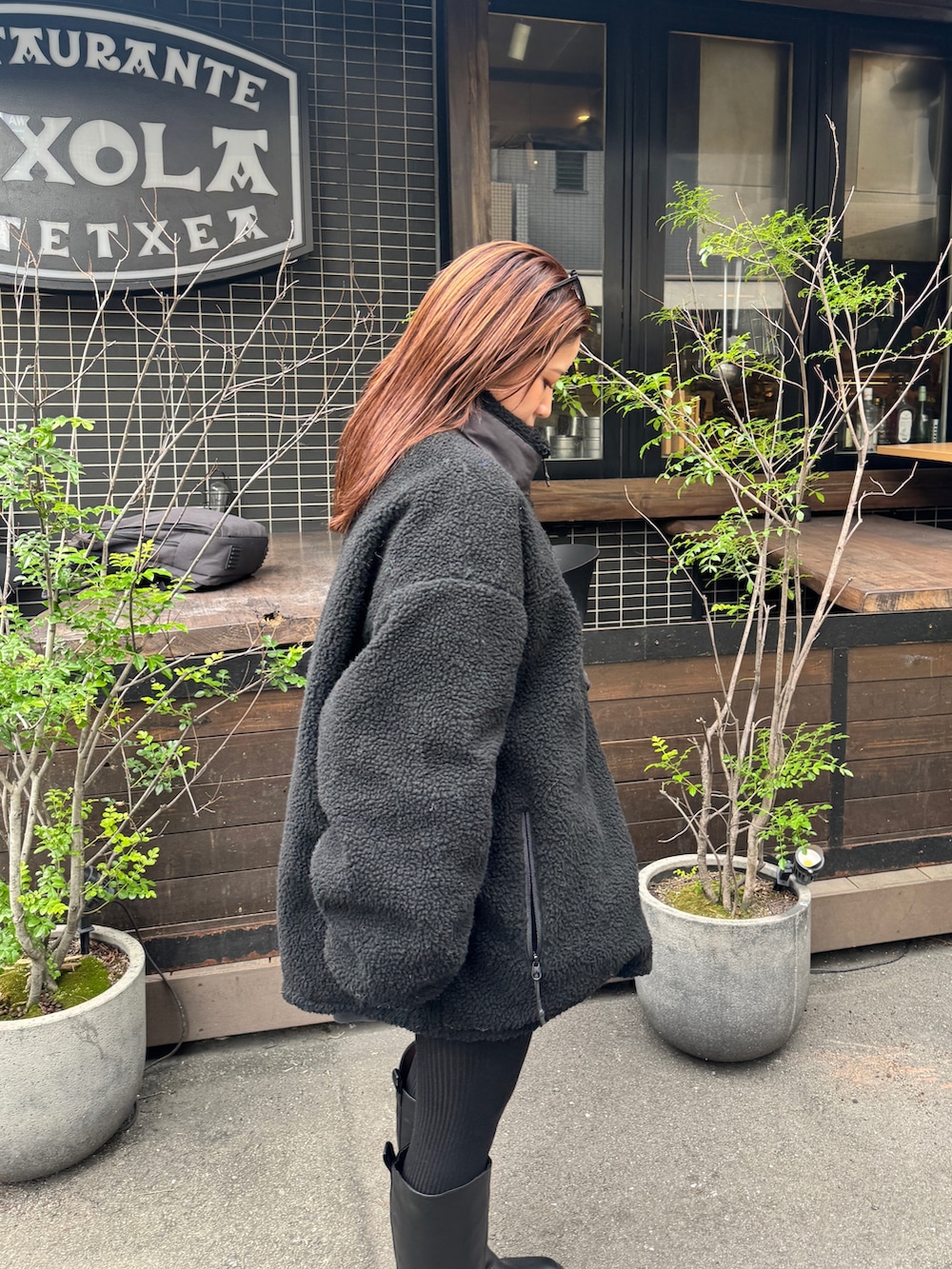 ブラック系のダウンジャケット/コートを着用したレディースの秋コーディネートの6枚目の写真