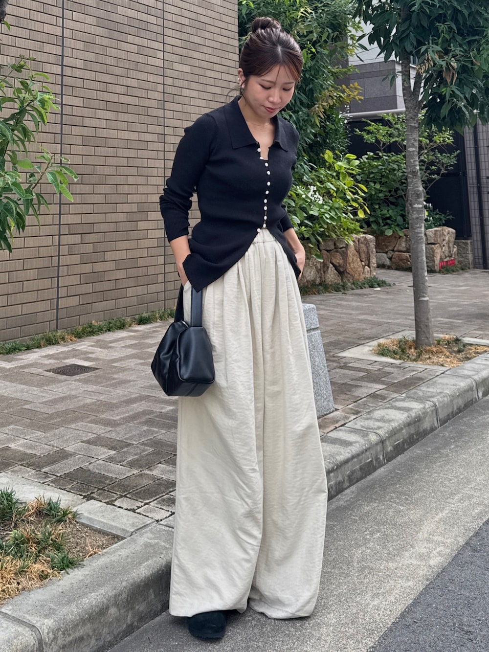 ホワイト系のその他パンツ、ブラック系のニット/セーターを着用したレディースの秋コーディネートの5枚目の写真