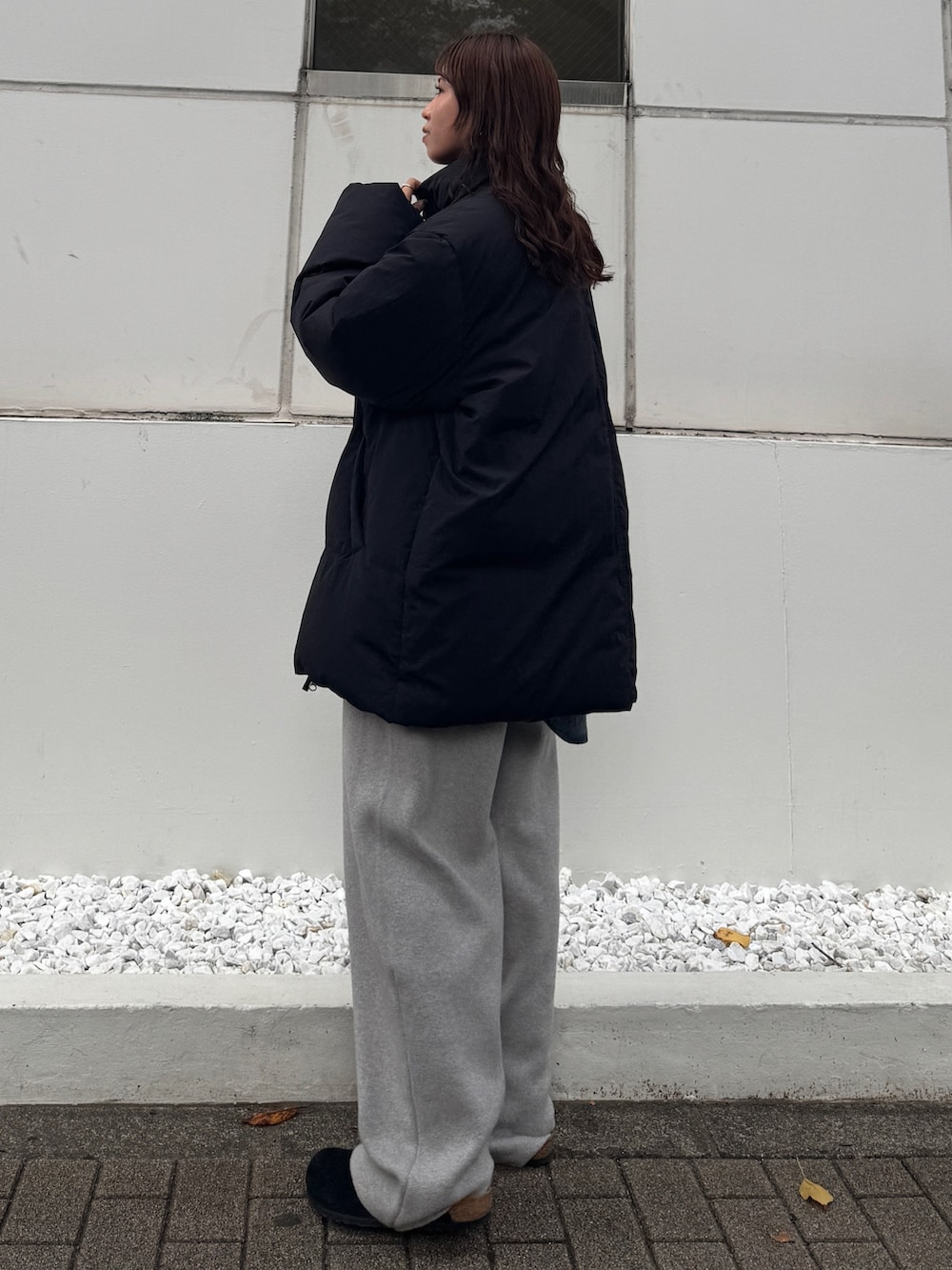 グレー系のその他パンツ、ブルー系のシャツ/ブラウス、ブラック系のダウンジャケット/コートを着用したレディースの秋コーディネートの3枚目の写真