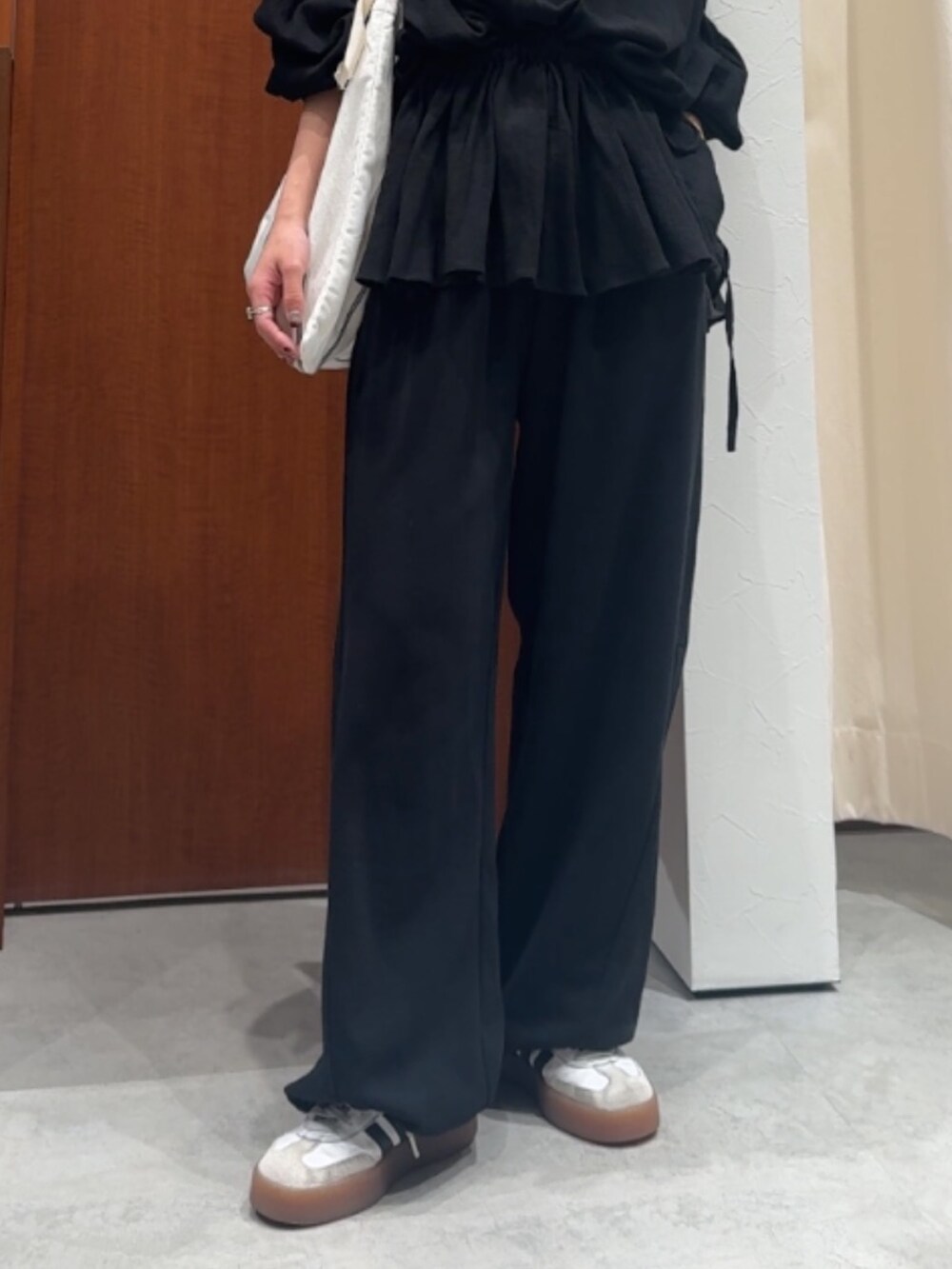 ブラック系のスウェットパンツ、ブラック系のシャツ/ブラウス、グレー系のタンクトップを着用したレディースの春コーディネートの6枚目の写真