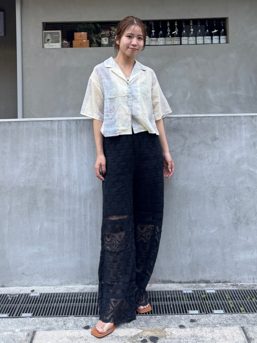 ブラック系のその他パンツ、その他のサンダル、ブルー系のシャツ/ブラウスを着用したレディースの春コーディネートの8枚目の写真