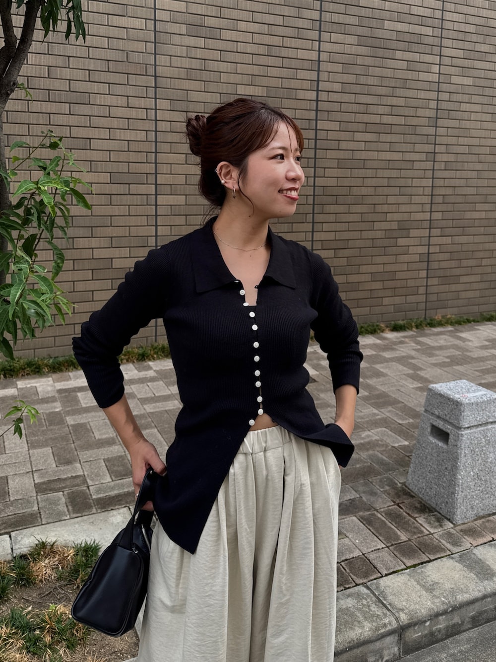 ホワイト系のその他パンツ、ブラック系のニット/セーターを着用したレディースの秋コーディネートの9枚目の写真