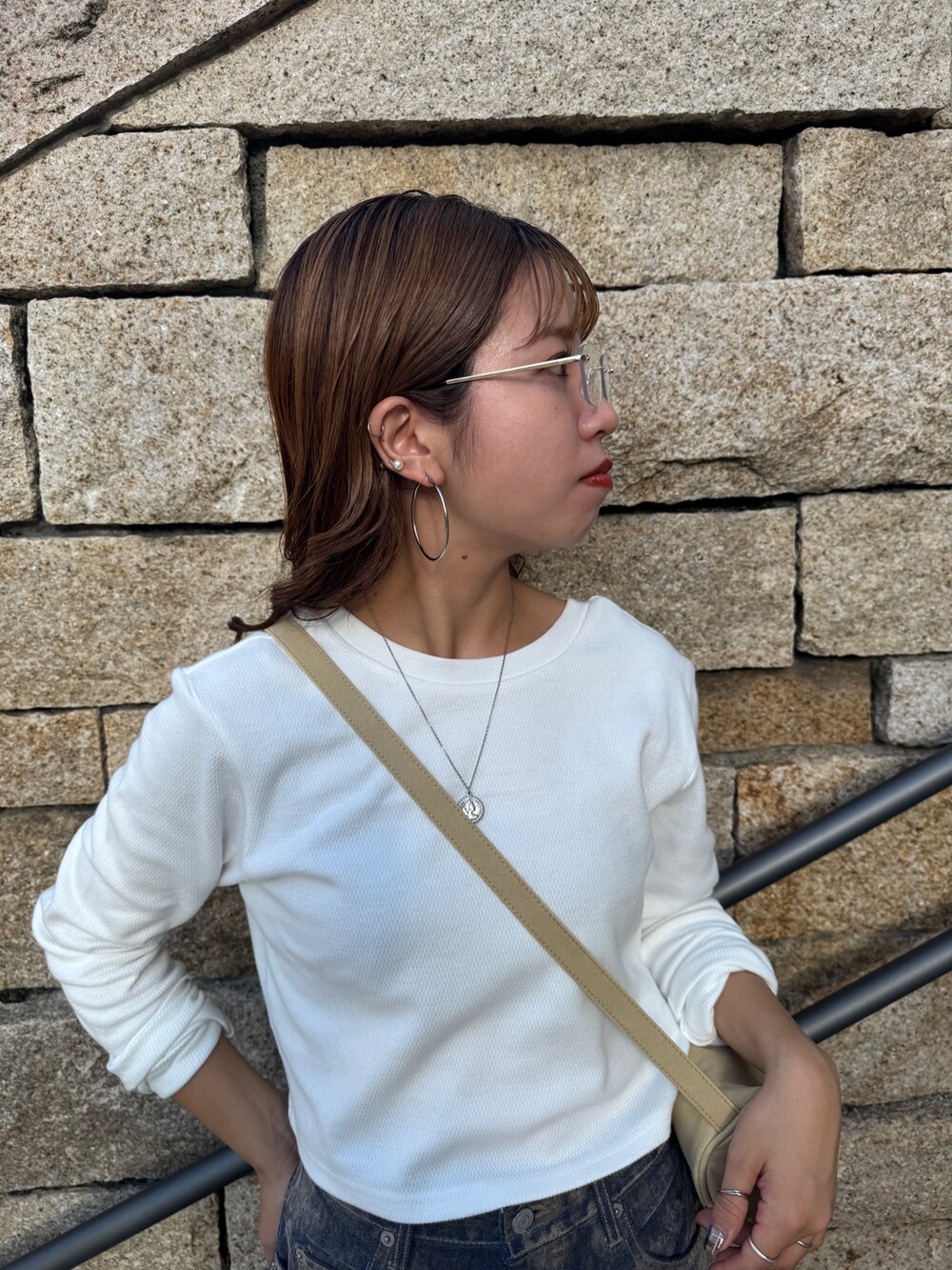 ベージュ系のデニムパンツ、ホワイト系のTシャツ/カットソー、その他のメガネを着用したレディースの夏コーディネートの10枚目の写真