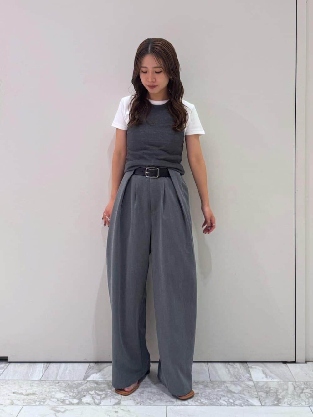 その他のサンダル、グレー系のその他パンツ、グレー系のニット/セーターを着用したレディースの夏コーディネートの6枚目の写真