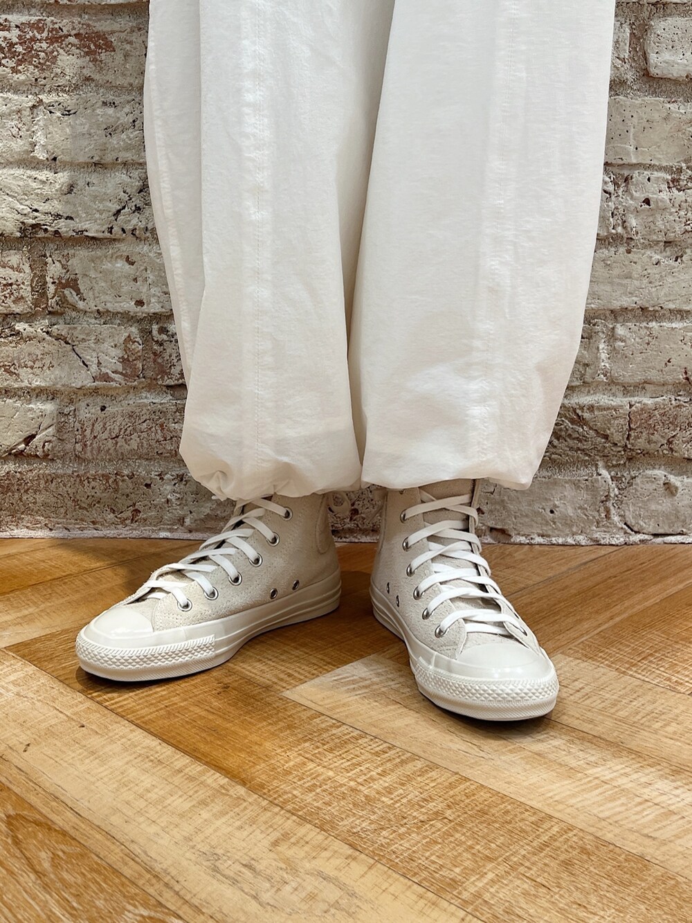 ホワイト系のカーゴパンツ、ホワイト系のカーディガン/ボレロ、ホワイト系のスニーカーを着用したレディースの春コーディネートの9枚目の写真