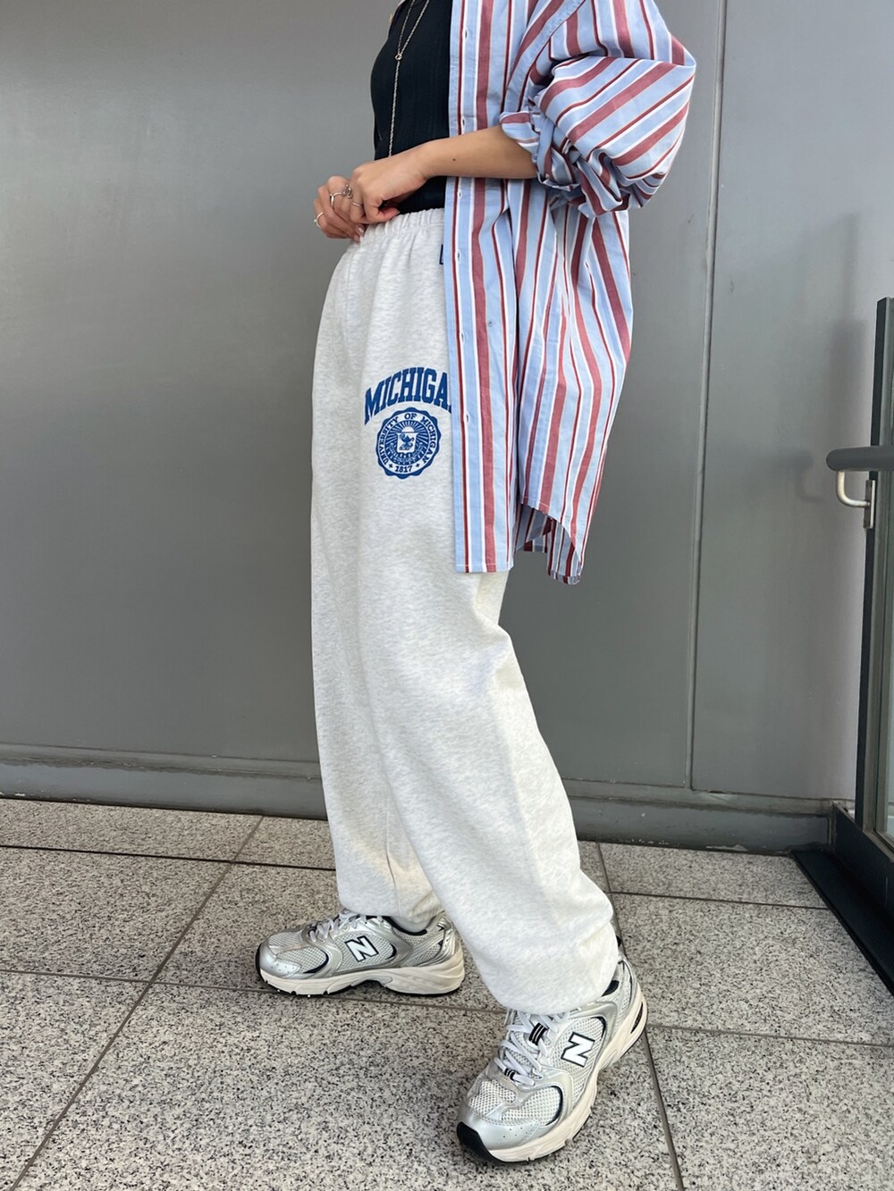 グレー系のスウェットパンツ、ブルー系のシャツ/ブラウス、グレー系のタンクトップを着用したレディースの冬コーディネートの7枚目の写真