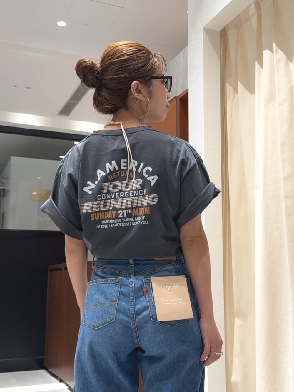 グレー系のTシャツ/カットソー、ブルー系のデニムパンツ、ホワイト系のネックレスを着用したレディースの春コーディネートの9枚目の写真