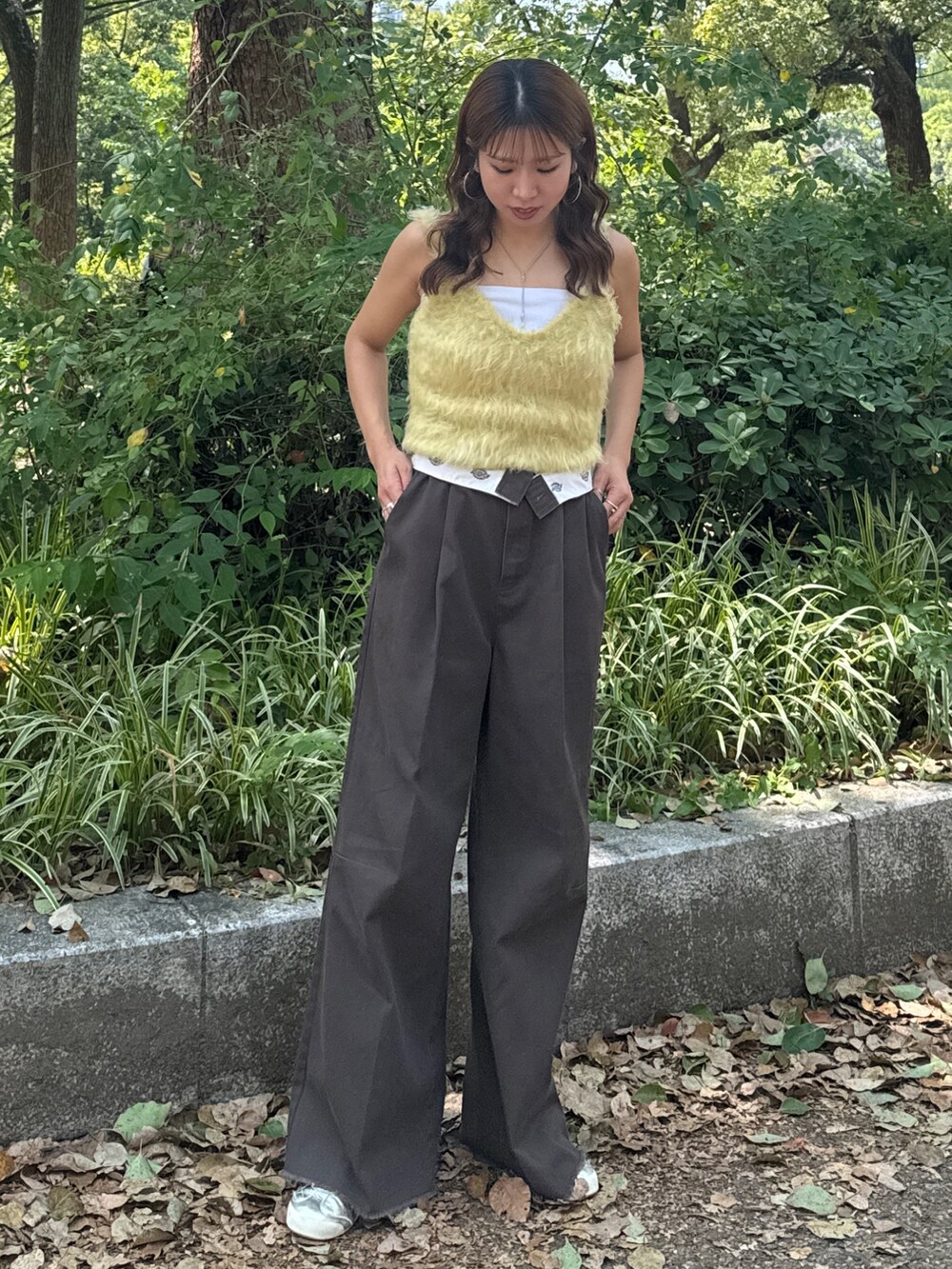 イエロー系のカーディガン/ボレロ、ブラウン系のその他パンツを着用したレディースの秋コーディネートの5枚目の写真