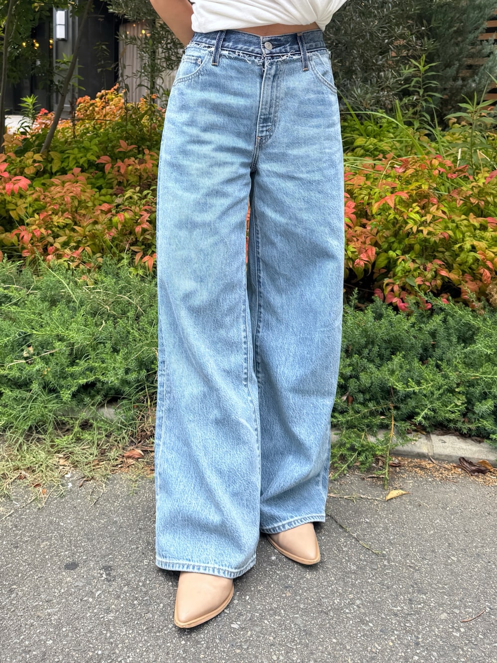 ブルー系のデニムパンツ、イエロー系のブルゾン、ホワイト系のTシャツ/カットソーを着用したレディースの夏コーディネートの10枚目の写真