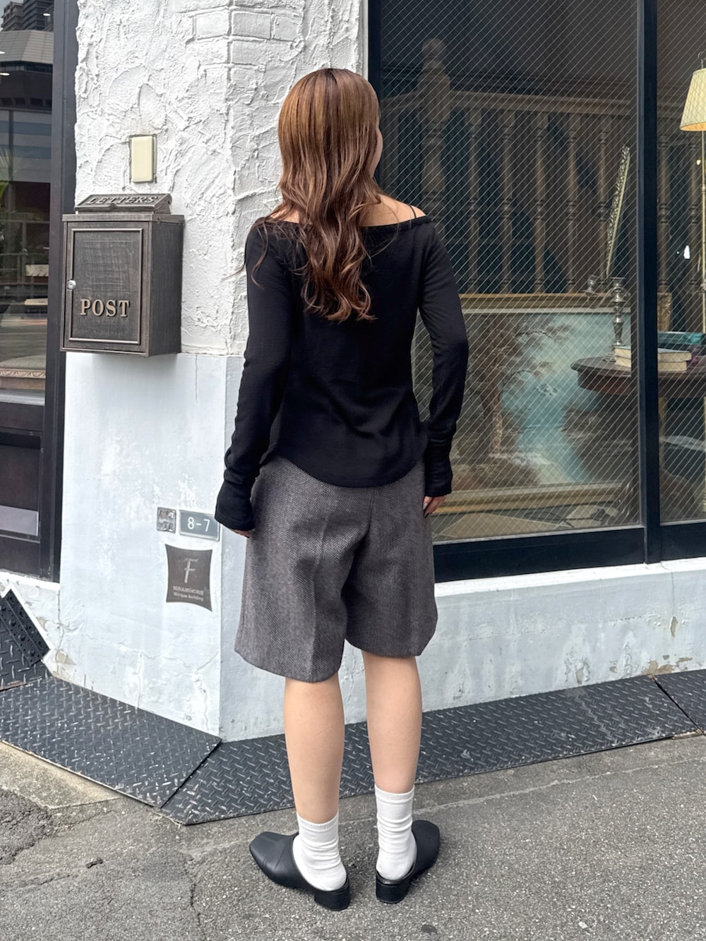 グレー系のその他パンツ、ブラック系のTシャツ/カットソー、ブラック系のサンダルを着用したレディースの秋コーディネートの3枚目の写真