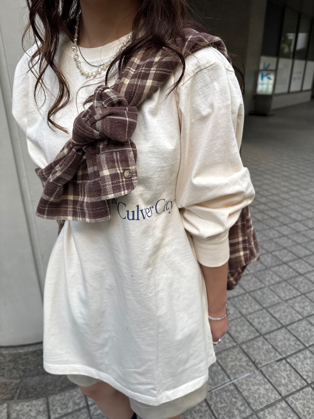 ホワイト系のTシャツ/カットソー、ベージュ系のその他パンツ、ブラウン系のシャツ/ブラウスを着用したレディースの冬コーディネートの9枚目の写真