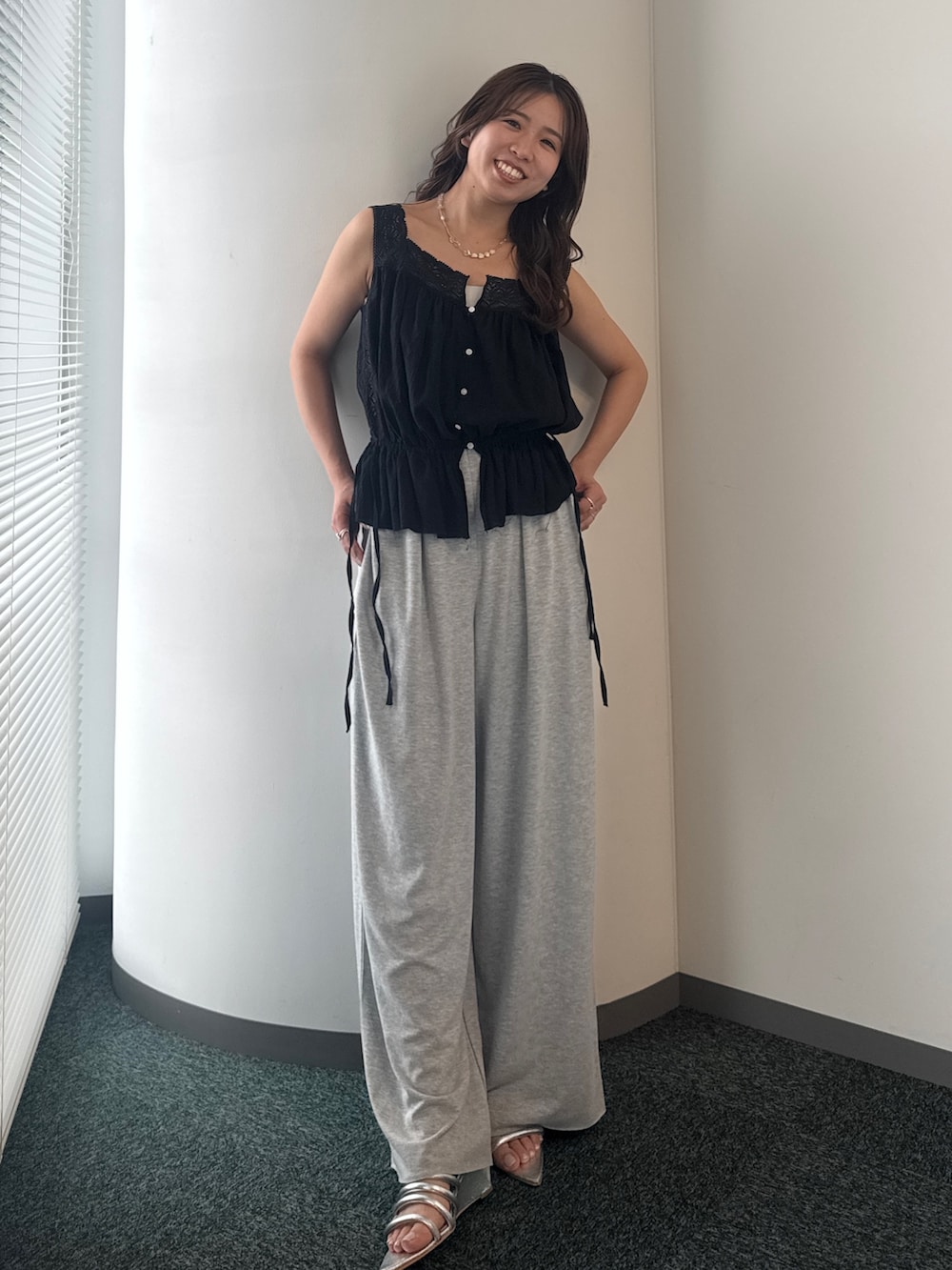 グレー系のその他パンツ、ブラック系のシャツ/ブラウスを着用したレディースの春コーディネートの6枚目の写真
