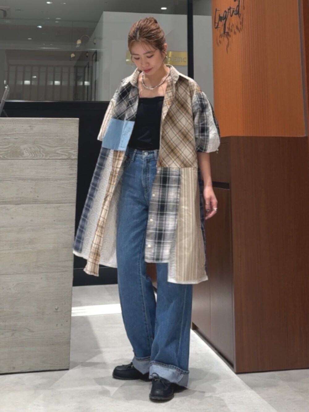 ブラック系のローファー、その他のシャツ/ブラウス、ブルー系のデニムパンツを着用したレディースの春コーディネートの2枚目の写真