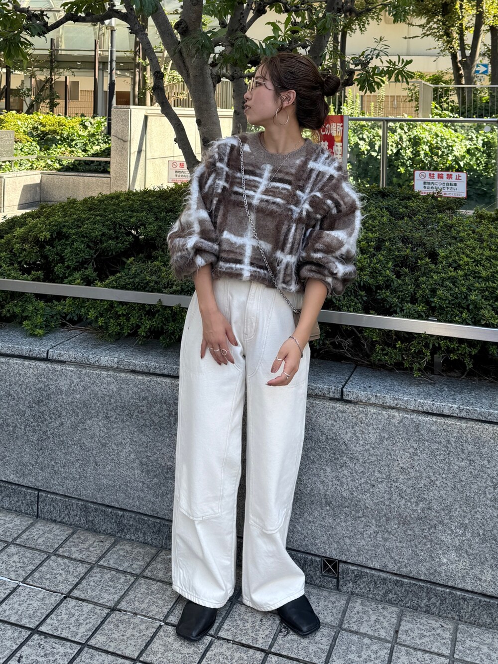 ブラウン系のニット/セーター、ホワイト系のデニムパンツを着用したレディースの秋コーディネートの2枚目の写真