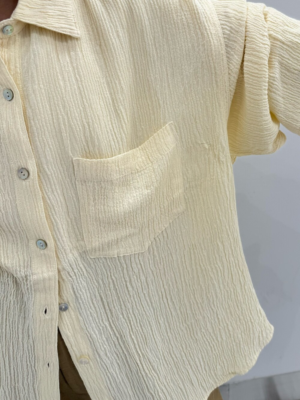 ベージュ系のその他パンツ、ホワイト系のキャミソール、イエロー系のシャツ/ブラウスを着用したレディースの春コーディネートの8枚目の写真