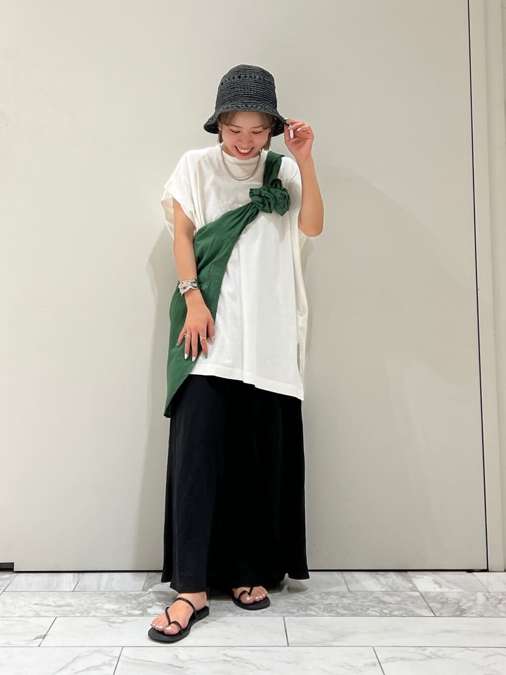 ブラック系のサンダル、ホワイト系のTシャツ/カットソー、グリーン系のシャツ/ブラウスを着用したレディースの夏コーディネートの7枚目の写真