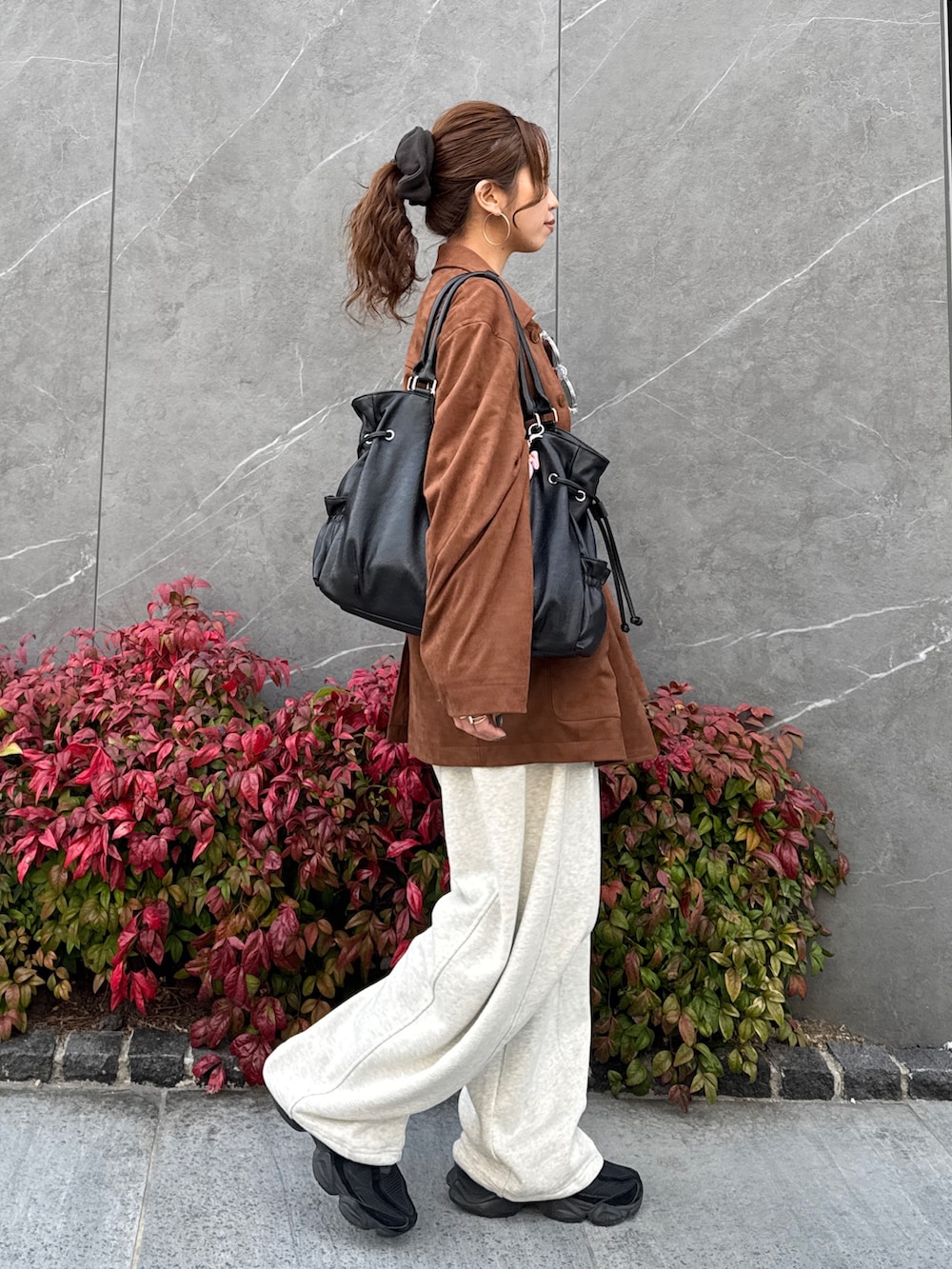 ブラウン系のテーラードジャケット、ホワイト系のスウェットパンツを着用したレディースの冬コーディネートの5枚目の写真