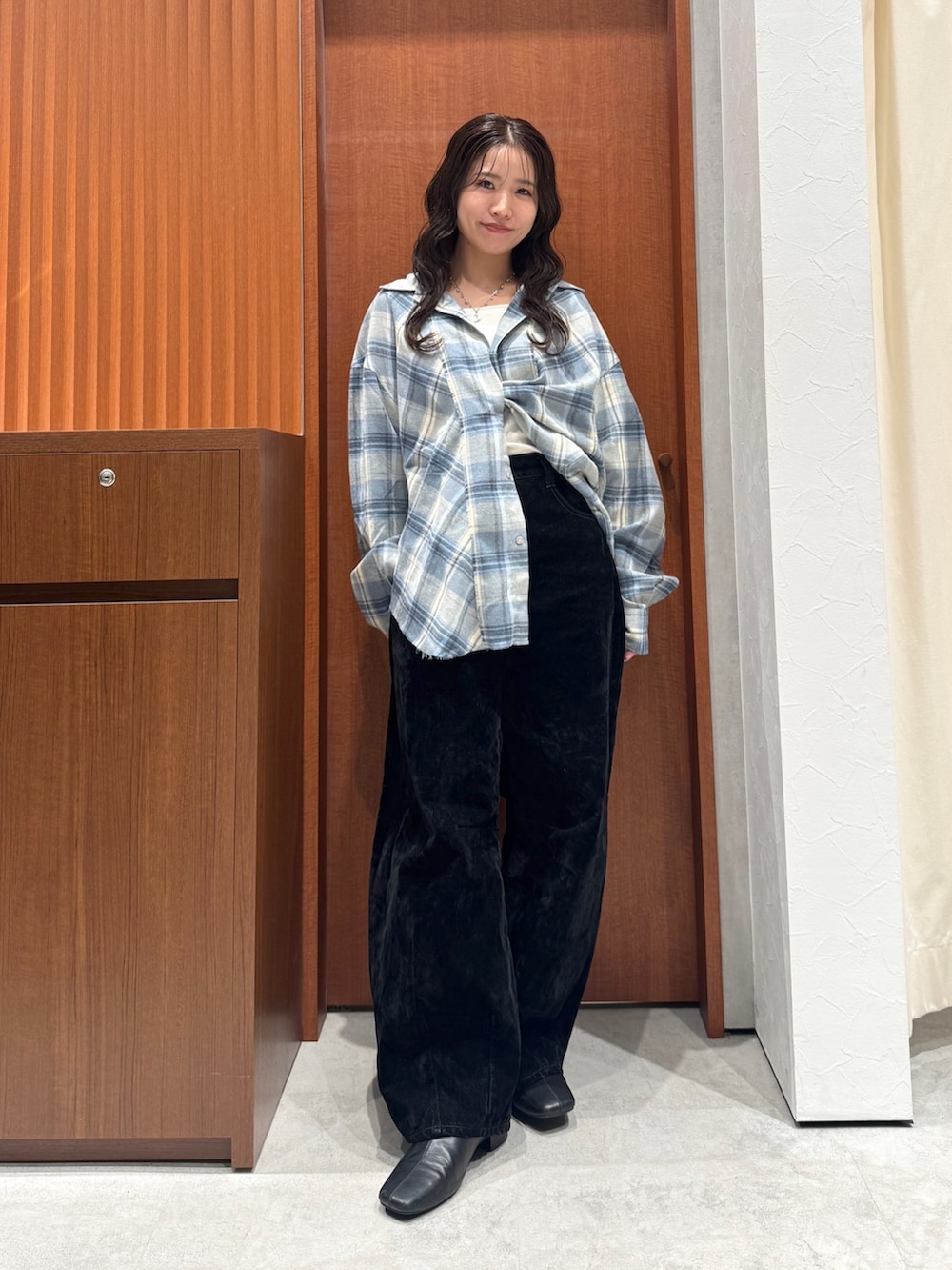ブルー系のシャツ/ブラウス、ブラック系のデニムパンツ、ホワイト系のシャツ/ブラウスを着用したレディースの秋コーディネートの5枚目の写真
