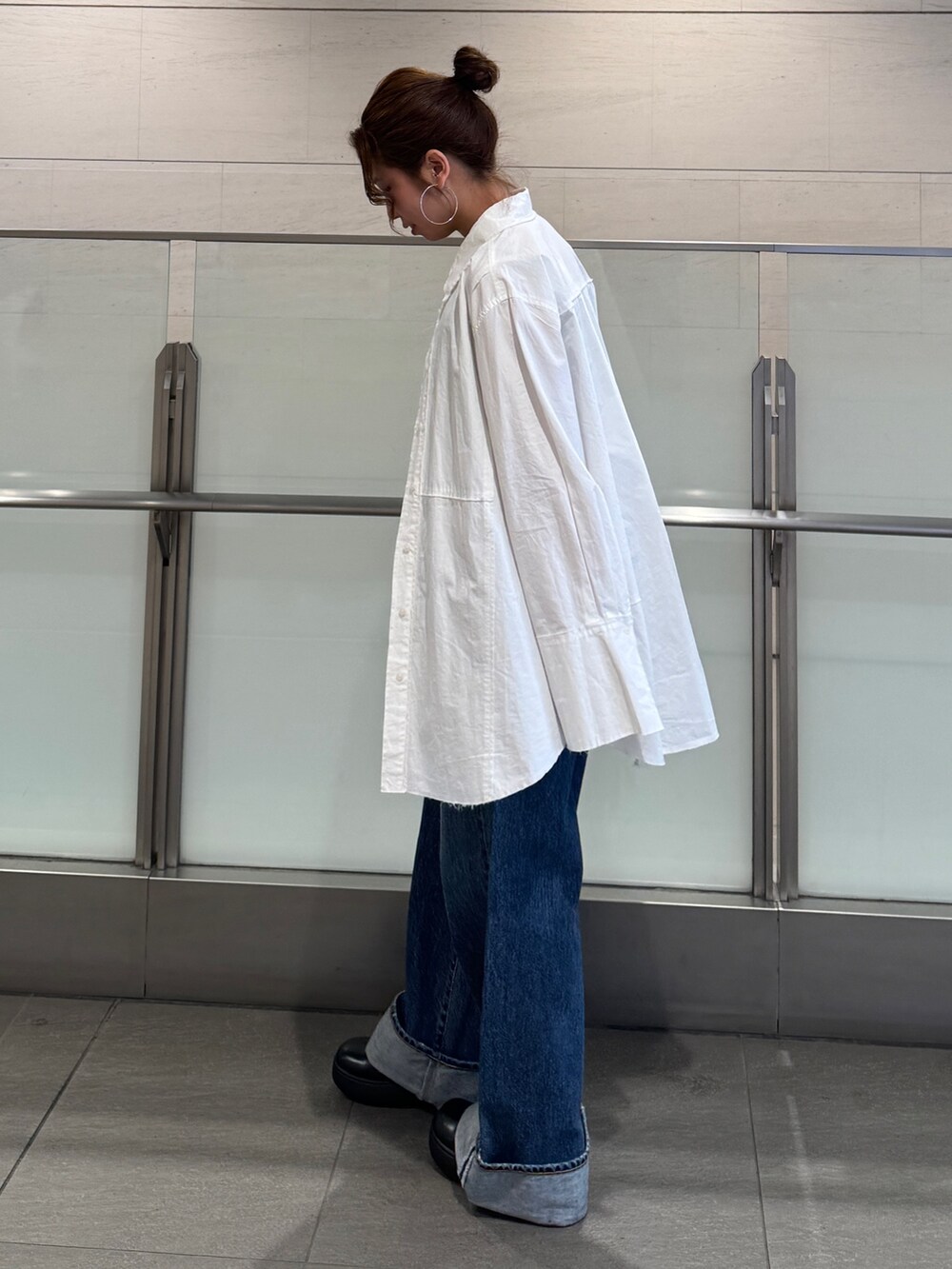 ブルー系のデニムパンツ、ホワイト系のシャツ/ブラウス、ブラック系のシャツ/ブラウスを着用したレディースの冬コーディネートの3枚目の写真