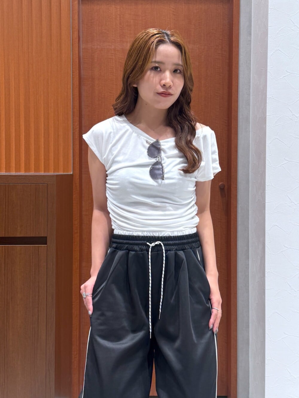 ブラック系のその他パンツ、ホワイト系のTシャツ/カットソー、グレー系のサングラスを着用したレディースの夏コーディネートの7枚目の写真