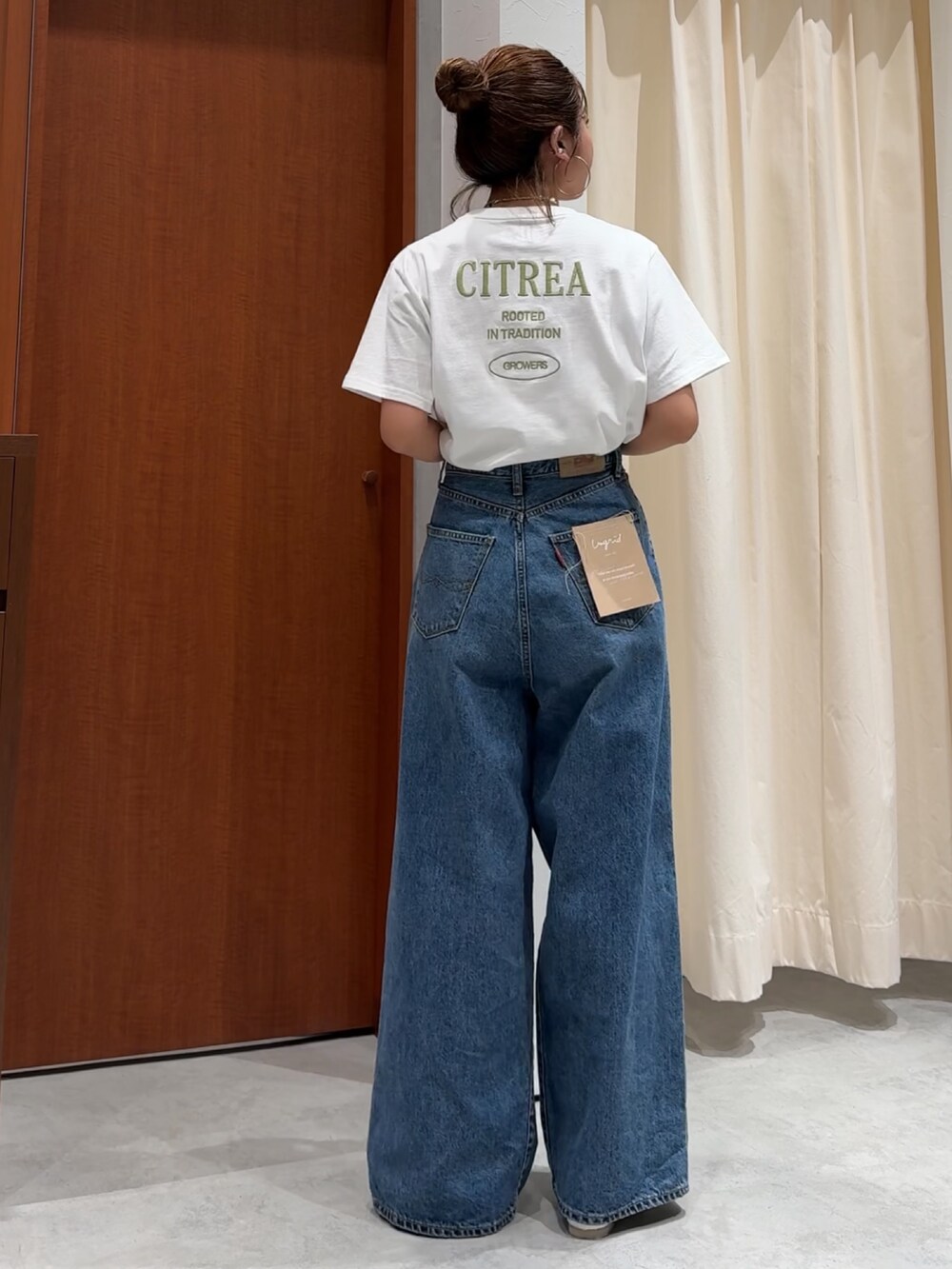 ブルー系のデニムパンツ、ホワイト系のTシャツ/カットソー、イエロー系のシャツ/ブラウスを着用したレディースの春コーディネートの8枚目の写真