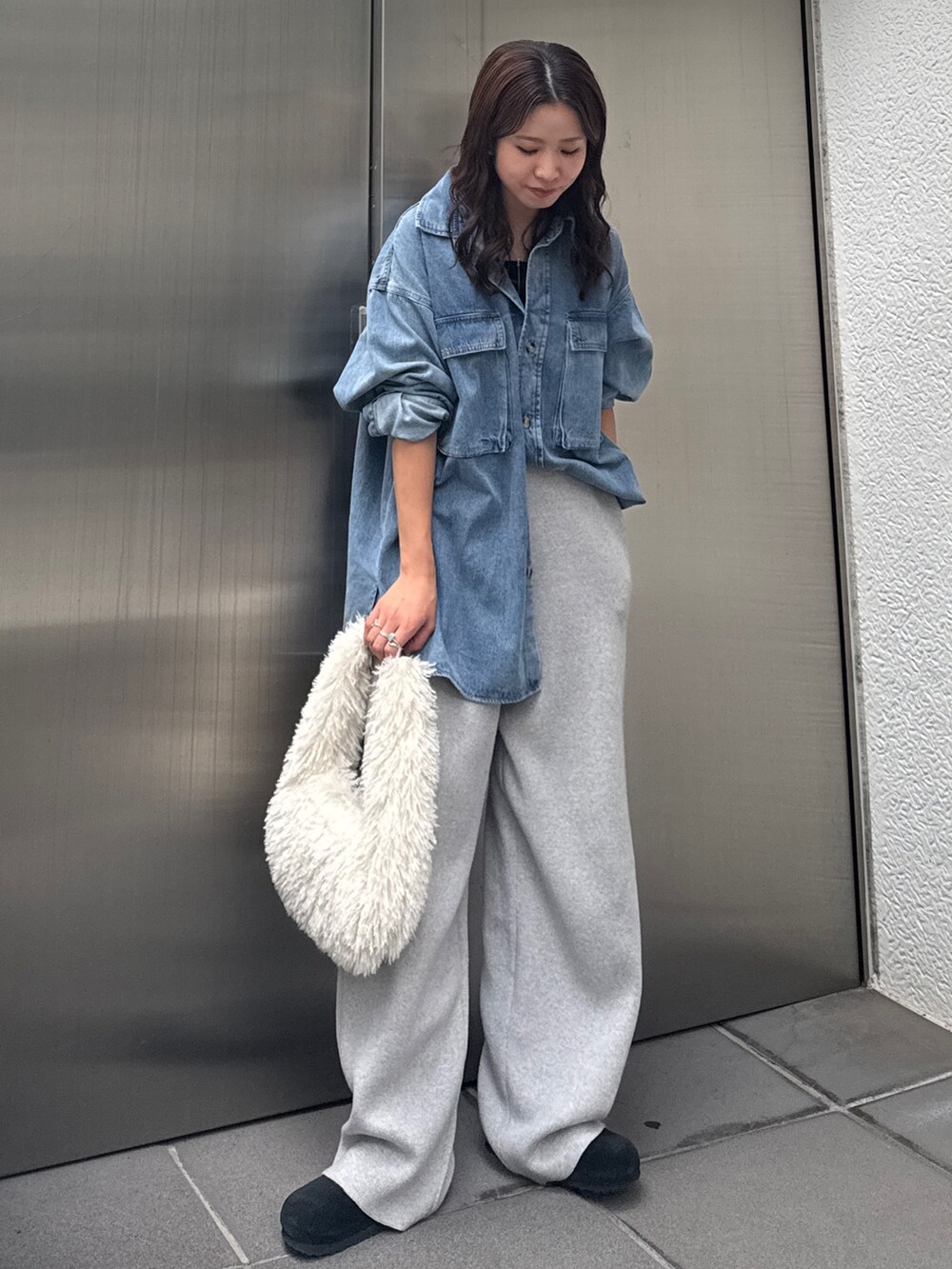 ブルー系のシャツ/ブラウス、ホワイト系のハンドバッグ、グレー系のその他パンツを着用したレディースの秋コーディネートの6枚目の写真