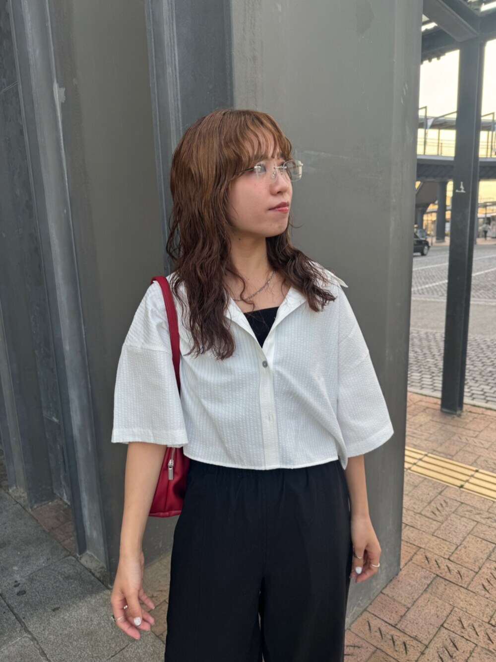 ブラック系のその他パンツ、ホワイト系のシャツ/ブラウス、レッド系のハンドバッグを着用したレディースの春コーディネートの9枚目の写真