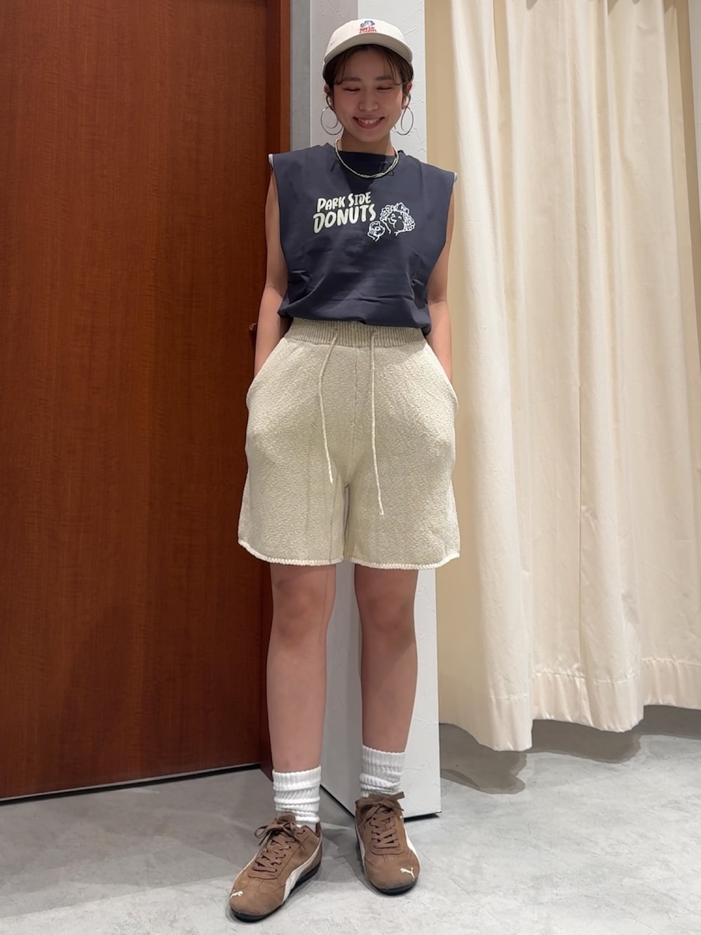 グレー系のタンクトップ、ホワイト系のその他パンツ、ピンク系のトートバッグを着用したレディースの春コーディネートの2枚目の写真