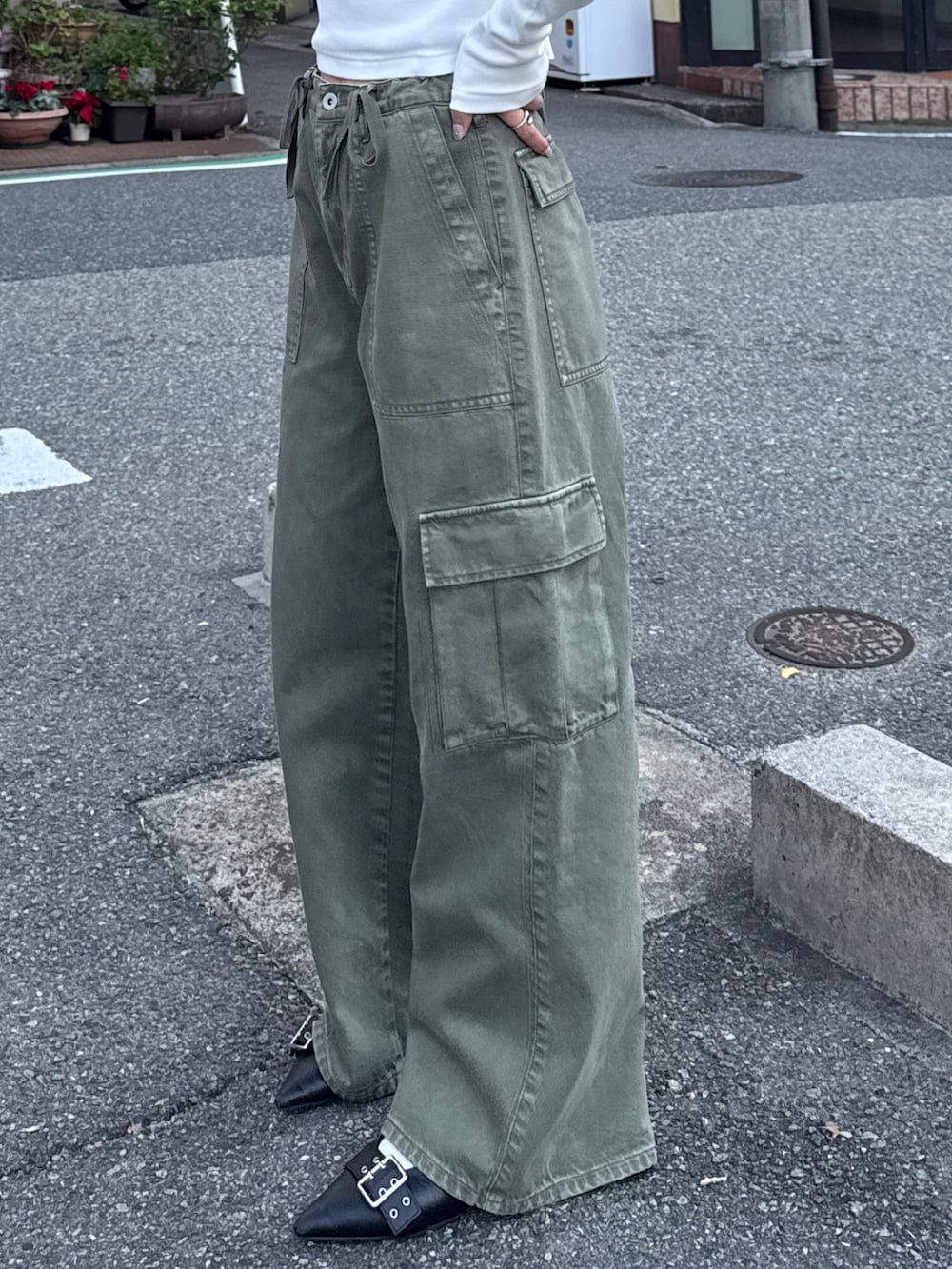 グリーン系のその他パンツ、ホワイト系のTシャツ/カットソー、ブルー系のデニムジャケットを着用したレディースの冬コーディネートの9枚目の写真