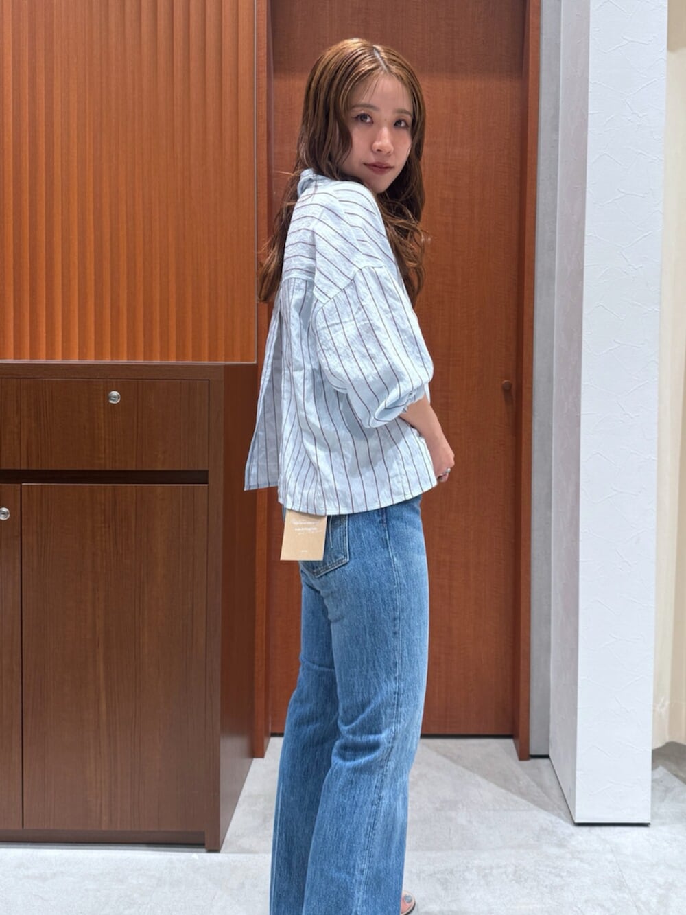ブルー系のデニムパンツ、ブルー系のシャツ/ブラウスを着用したレディースの夏コーディネートの7枚目の写真