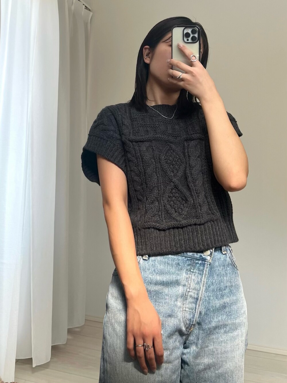 ブルー系のデニムパンツ、グレー系のニット/セーターを着用したレディースの秋コーディネートの3枚目の写真