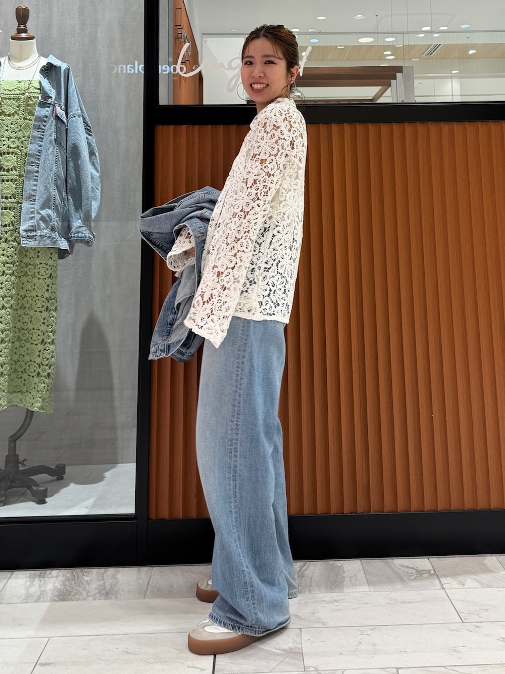 ブルー系のデニムパンツ、ブルー系のデニムジャケット、ホワイト系のシャツ/ブラウスを着用したレディースの春コーディネートの10枚目の写真