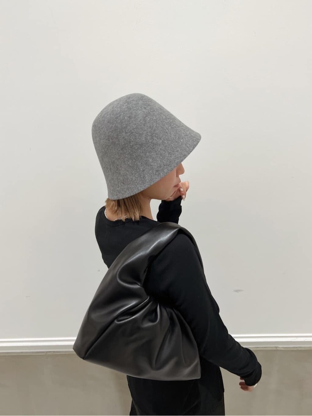 ブラック系のブーツ、ブラック系のカーディガン/ボレロ、ブラック系のその他パンツを着用したレディースの秋コーディネートの3枚目の写真