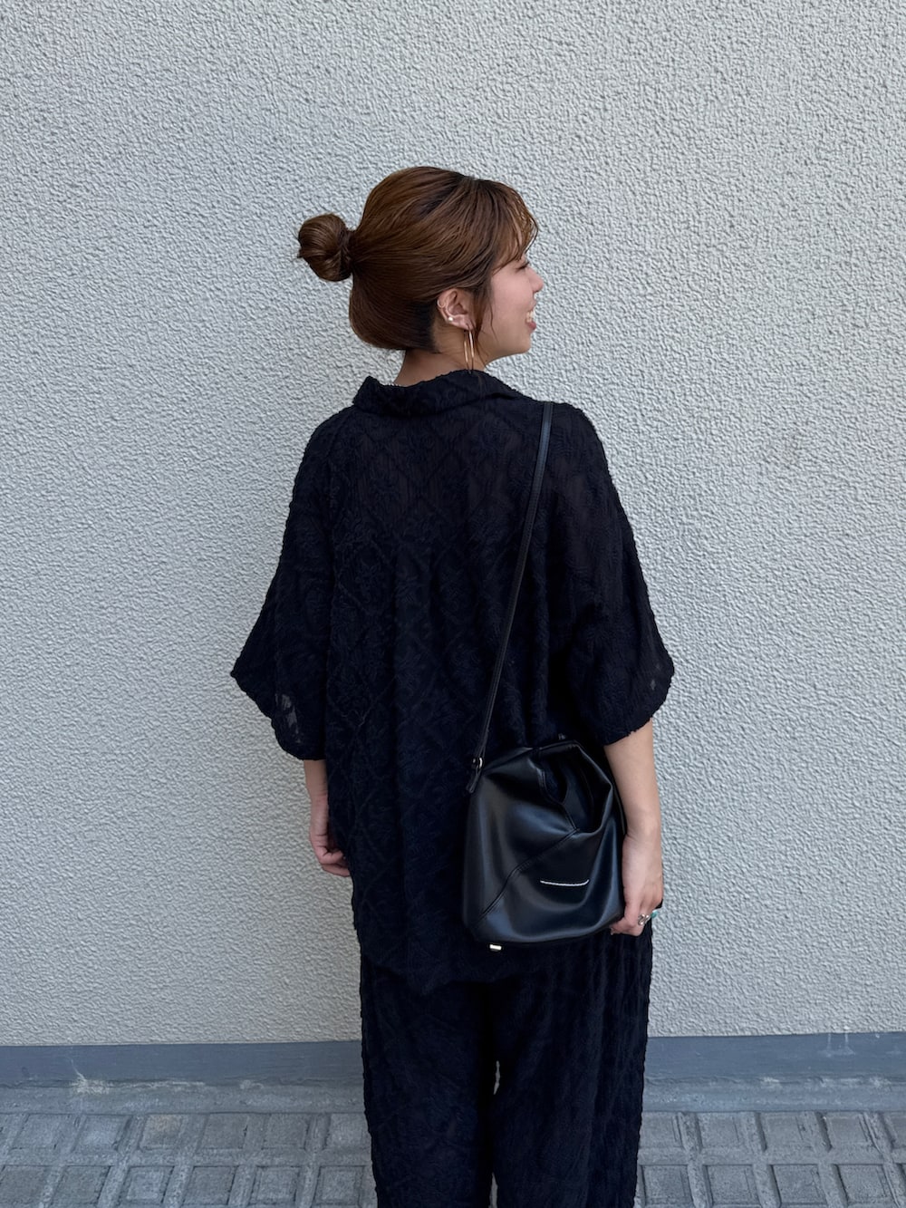 ブラック系のその他パンツ、ブラック系のシャツ/ブラウスを着用したレディースの夏コーディネートの7枚目の写真