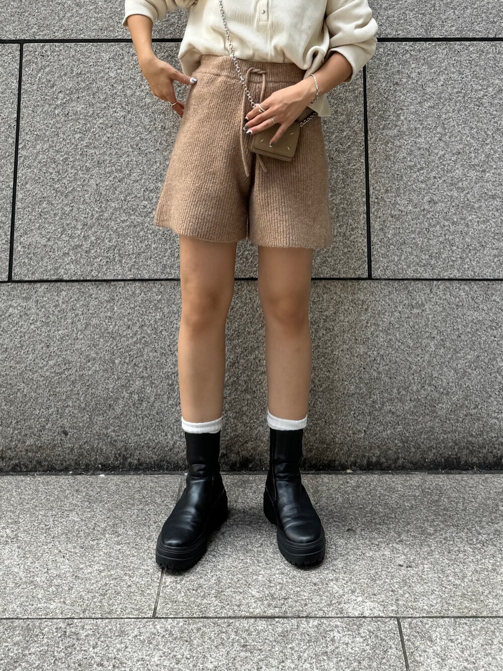 ブラウン系のその他パンツ、ホワイト系のTシャツ/カットソーを着用したレディースの秋コーディネートの4枚目の写真