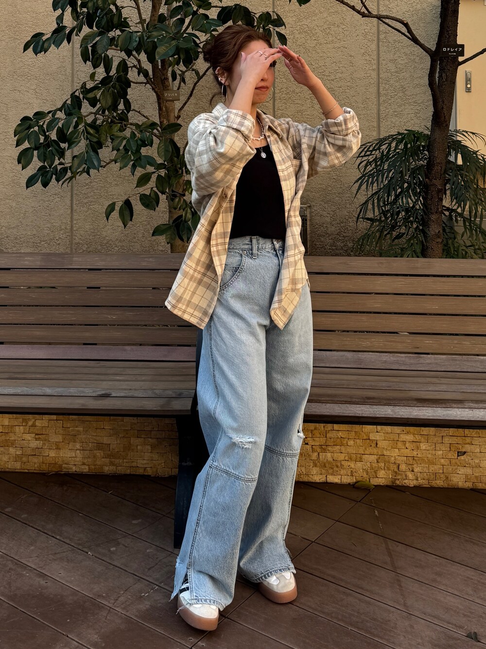 ホワイト系のシャツ/ブラウス、ブルー系のデニムパンツを着用したレディースの冬コーディネートの2枚目の写真