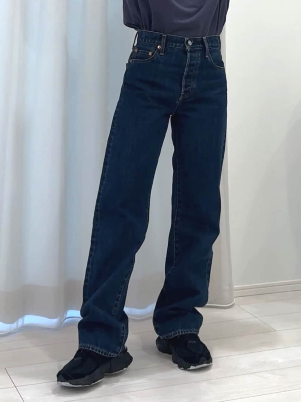 ブルー系のデニムパンツ、ブルー系のTシャツ/カットソー、シルバー系のネックレスを着用したレディースの春コーディネートの6枚目の写真