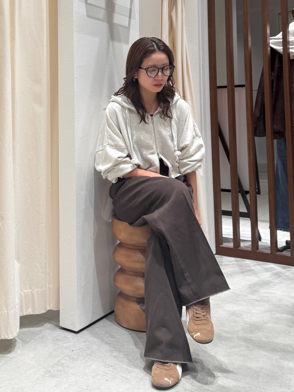 ブラウン系のその他パンツ、ホワイト系のパーカー、ブラウン系のメガネを着用したレディースの秋コーディネートの5枚目の写真