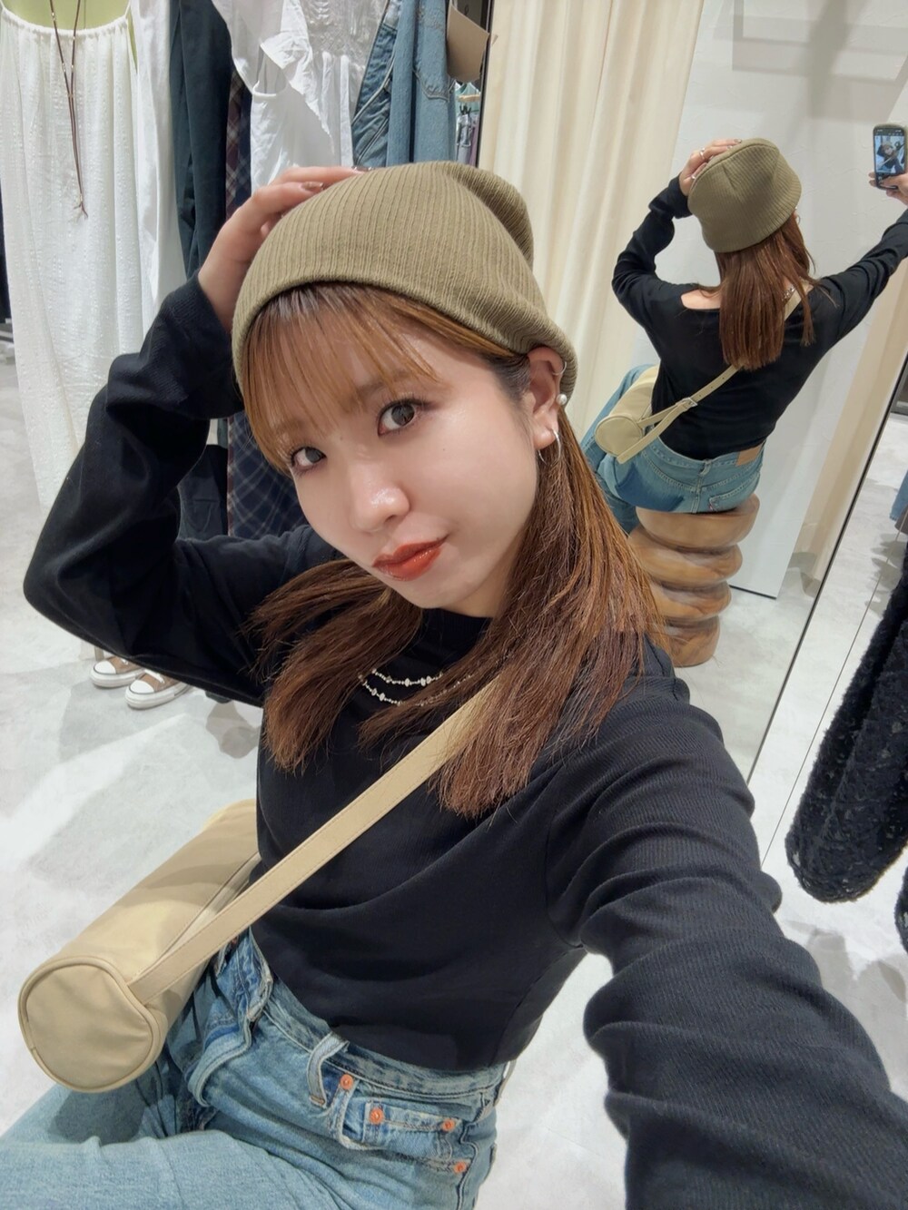 ブルー系のデニムパンツ、ブラック系のTシャツ/カットソー、グリーン系のニットキャップ/ビーニーを着用したレディースの夏コーディネートの9枚目の写真