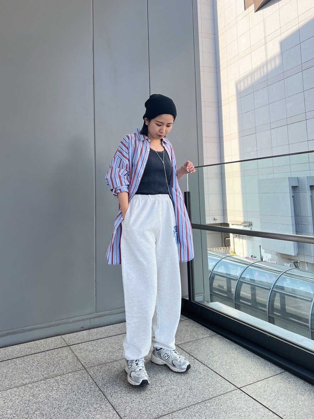 グレー系のスウェットパンツ、ブルー系のシャツ/ブラウス、グレー系のタンクトップを着用したレディースの冬コーディネートの6枚目の写真