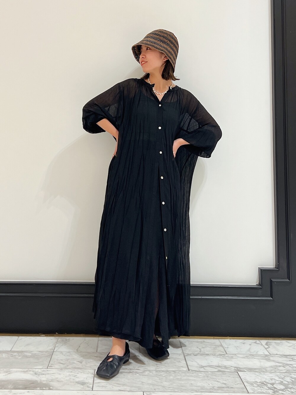 ブラック系のワンピース、ブラック系のパンプス、ブラック系のスカートを着用したレディースの春コーディネートの8枚目の写真