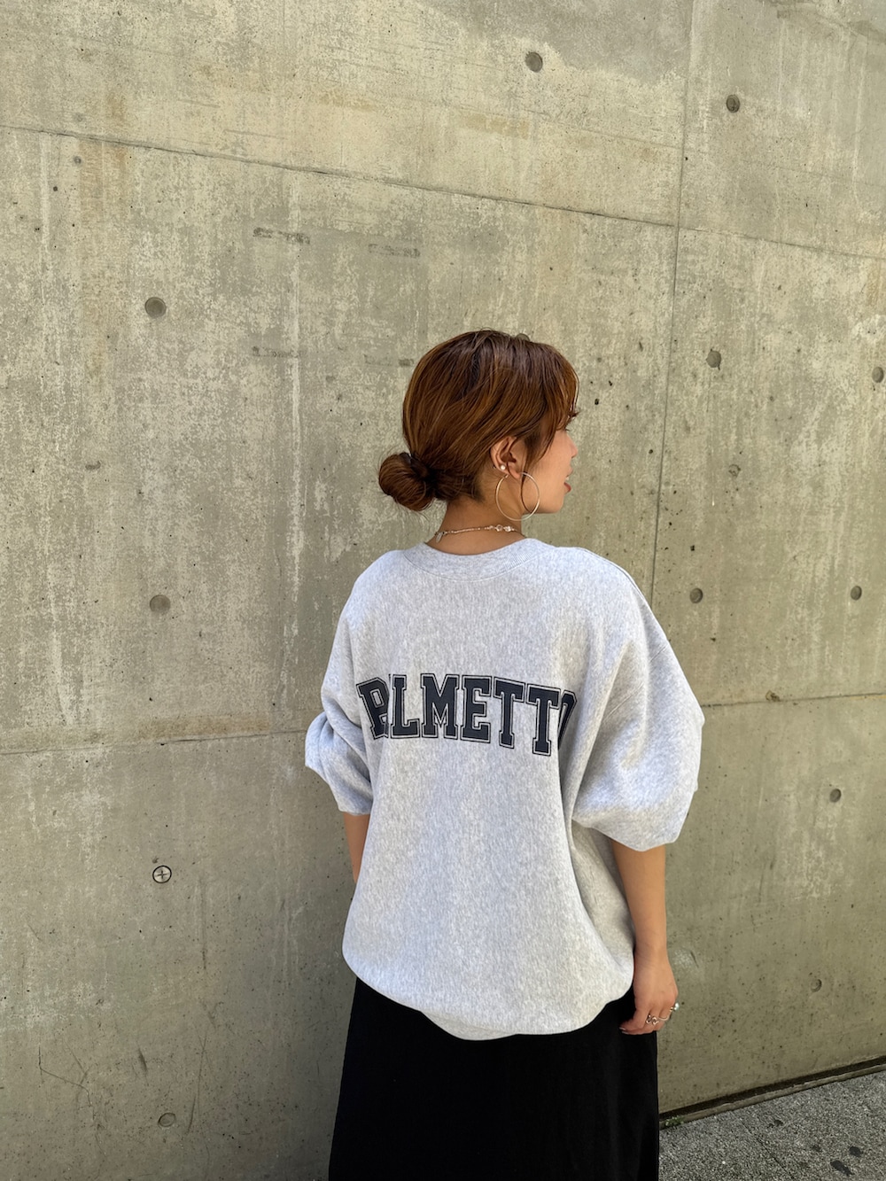 ブルー系のデニムパンツ、ブラック系のワンピース、グレー系のスウェットを着用したレディースの夏コーディネートの8枚目の写真