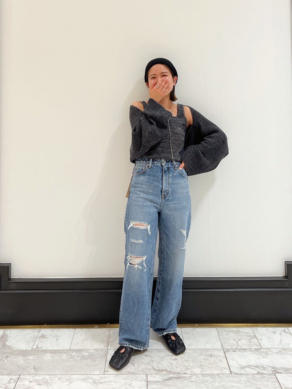 ブルー系のデニムパンツ、グレー系のニット/セーター、ブラック系のパンプスを着用したレディースの春コーディネートの8枚目の写真