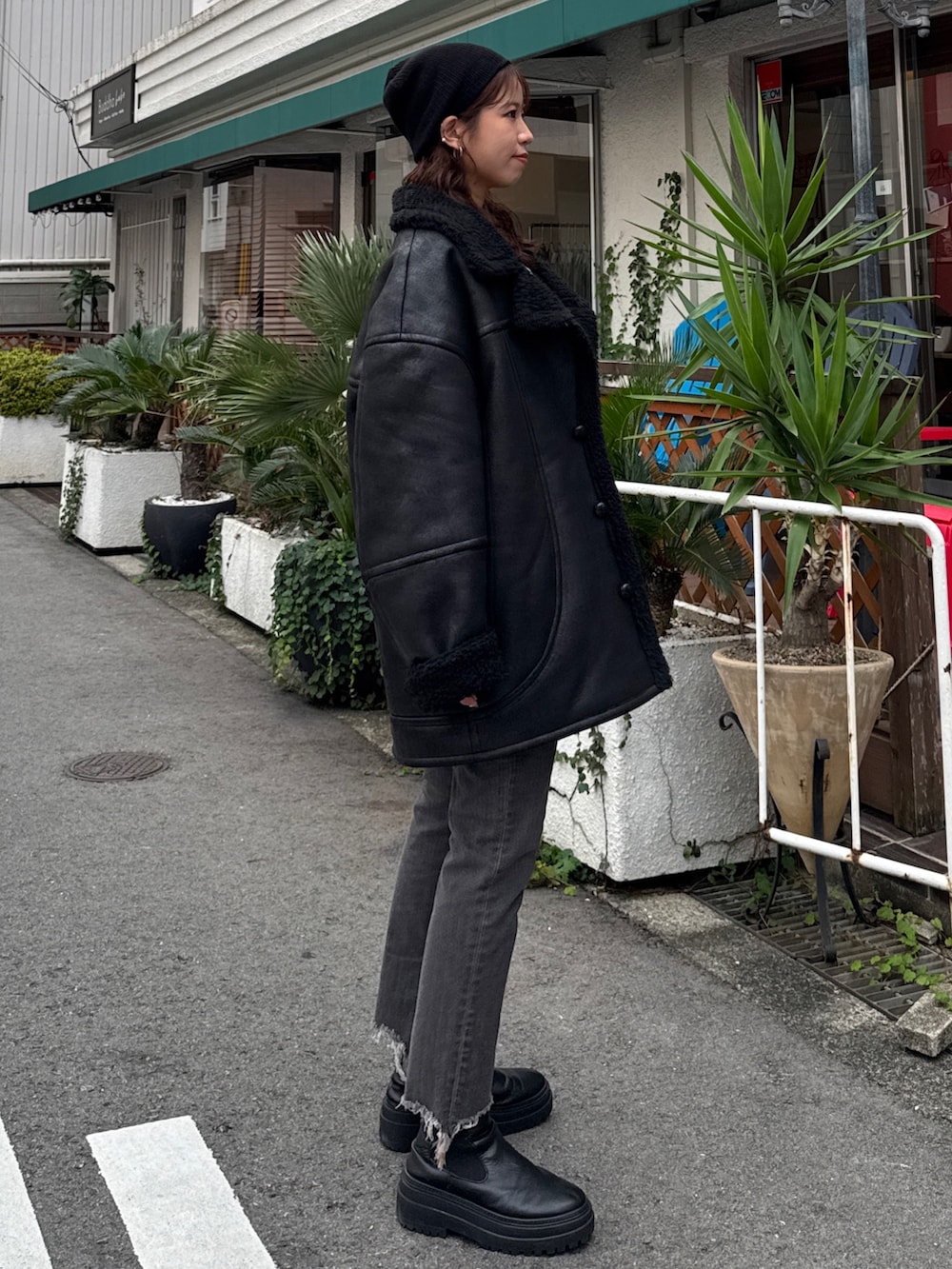 ホワイト系のシャツ/ブラウス、ブラック系のデニムパンツ、ブラック系のブルゾンを着用したレディースの秋コーディネートの3枚目の写真