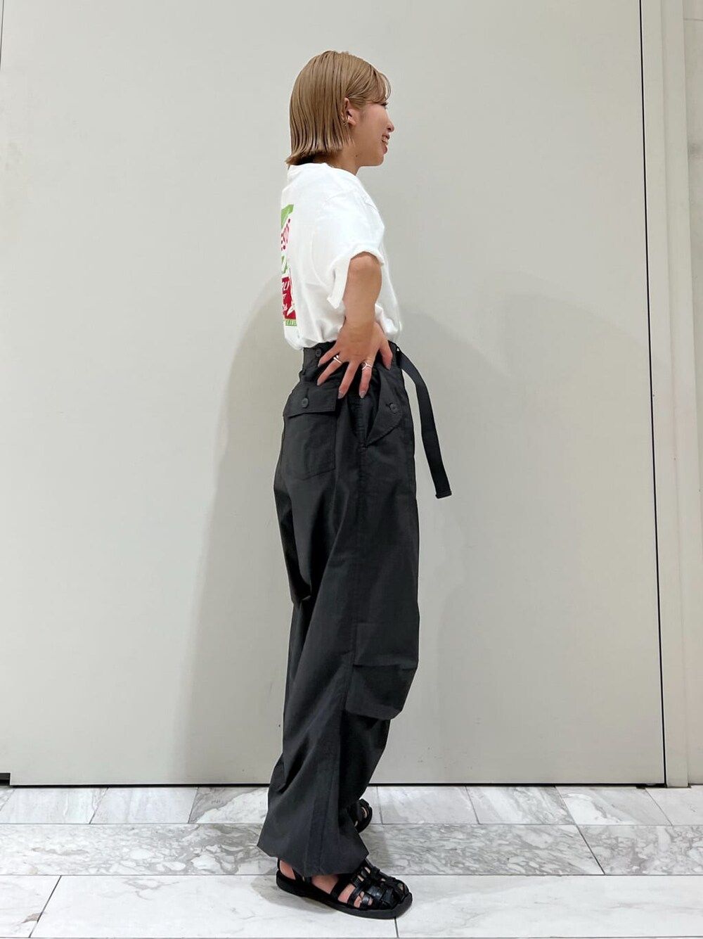 ホワイト系のTシャツ/カットソー、グレー系のその他パンツを着用したレディースの春コーディネートの4枚目の写真