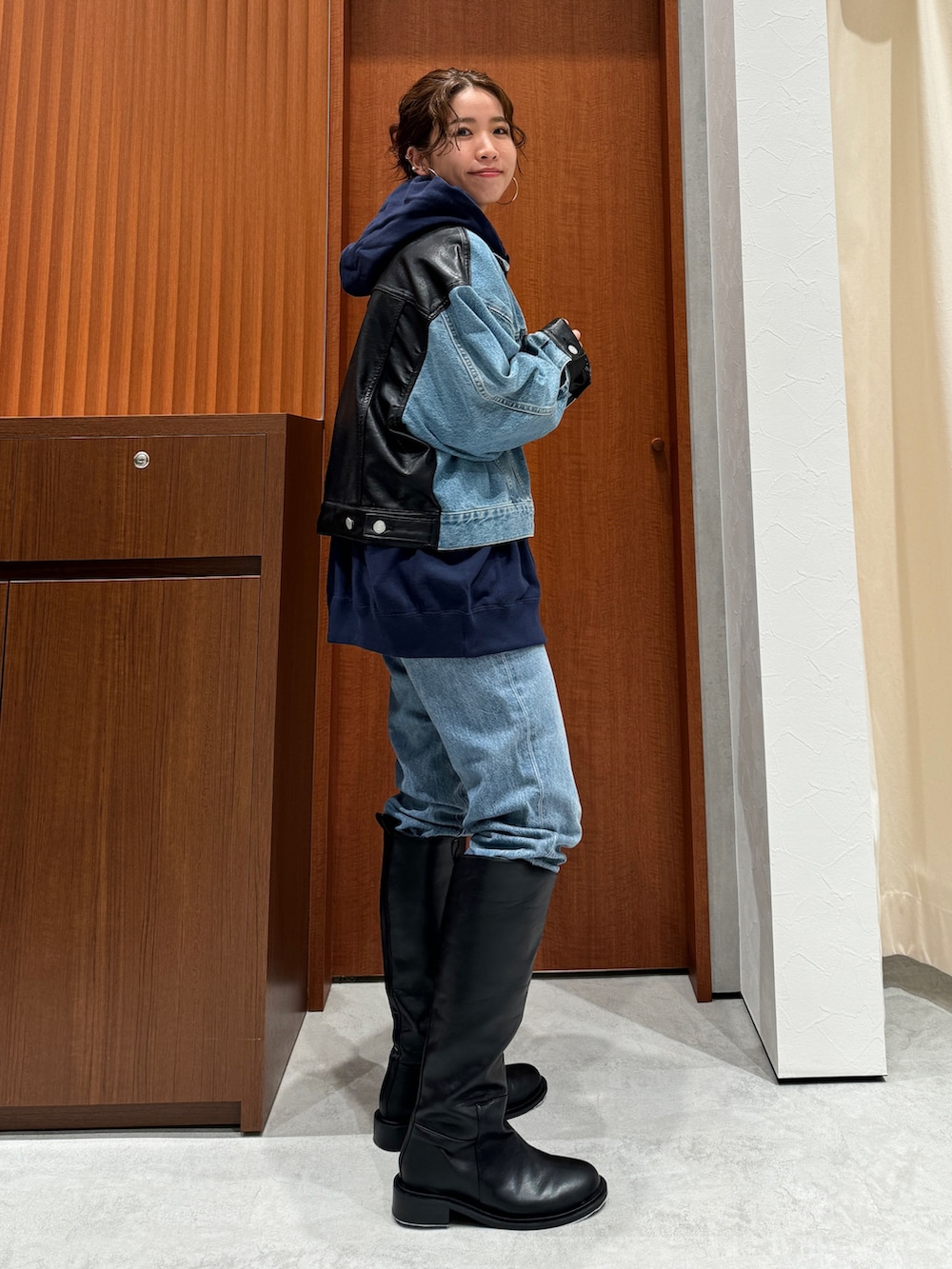 ブルー系のパーカー、ブルー系のデニムジャケット、ブルー系のデニムパンツを着用したレディースの秋コーディネートの3枚目の写真