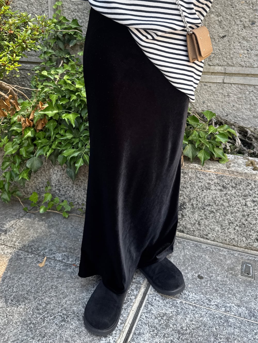 ブルー系のTシャツ/カットソー、ブラック系のスカート、ブラック系のスリッポンを着用したレディースの夏コーディネートの8枚目の写真