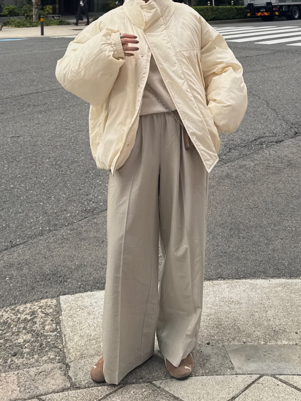 ベージュ系のその他パンツ、ホワイト系のブルゾン、ホワイト系のニット/セーターを着用したレディースの冬コーディネートの2枚目の写真